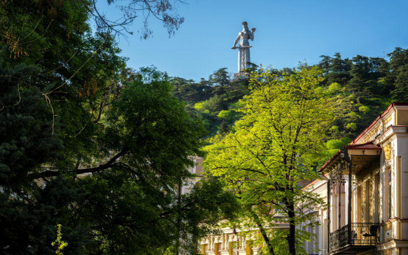 Vista de una de las calles de Tiflis con la Madre de Georgia de fondo